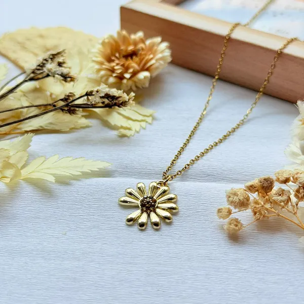 Gold_Elegance_Sunflower_Locket